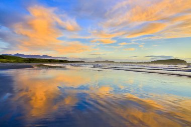 Westport, Yeni Zelanda'da gün batımında Sandy beach.
