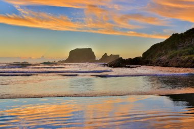 Westport, Yeni Zelanda'da gün batımında Sandy beach.