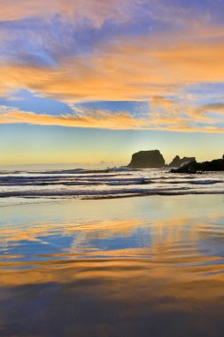 Westport, Yeni Zelanda'da gün batımında Sandy beach.