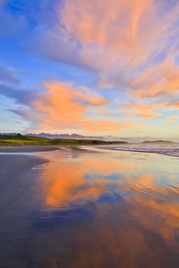 Sunrise, kıyı şeridi görünümü. Westport, Yeni Zelanda.