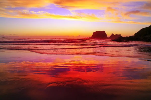 侵蚀的悬崖上日落背景。西港，新西兰 — 图库照片