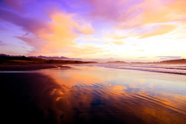 Praia de areia ao pôr do sol em Westport da Nova Zelândia . — Fotografia de Stock