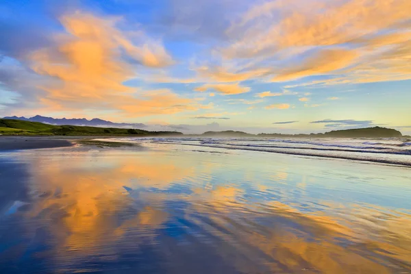 Písečná pláž při západu slunce v Westport Nového Zélandu. — Stock fotografie