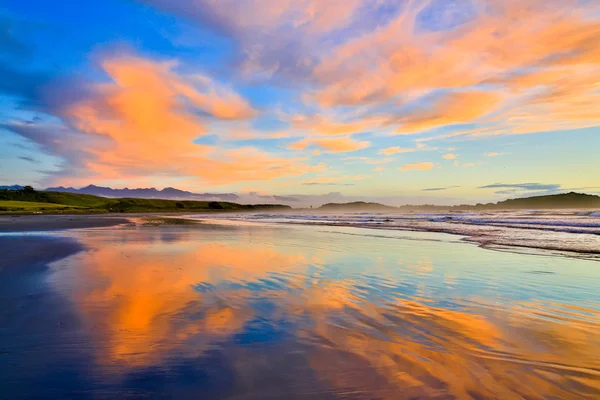 Sandy beach i pomarańczowe chmury w Westport, Nowa Zelandia — Zdjęcie stockowe