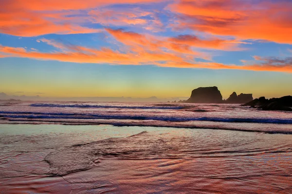 Pohled na pobřeží při západu slunce. Westport, Nový Zéland. — Stock fotografie