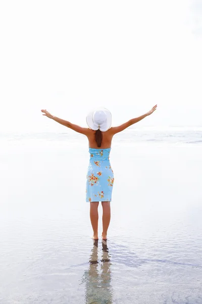 Glückliche Frauensilhouette mit erhobenen Händen. Westport, Neuseeland. — Stockfoto