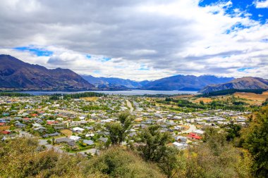 Panoramik göl Wanaka şehrin. Yeni Zelanda
