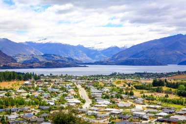 Panoramik göl Wanaka şehrin. Yeni Zelanda