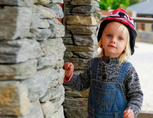 Phote egy aranyos kislány kopogtat az ajtón. Új-Zéland — Stock Fotó