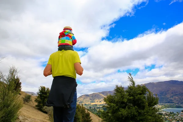 彼の肩に小さな女の子と若い男。ニュージーランド — ストック写真