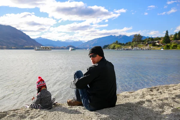 Padre con hija pequeña apreciar el paisaje del lago Wanaka en Nueva Zelanda —  Fotos de Stock