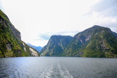 Görünüm Milford ses berzahlar, Te Anau, Yeni Zelanda.