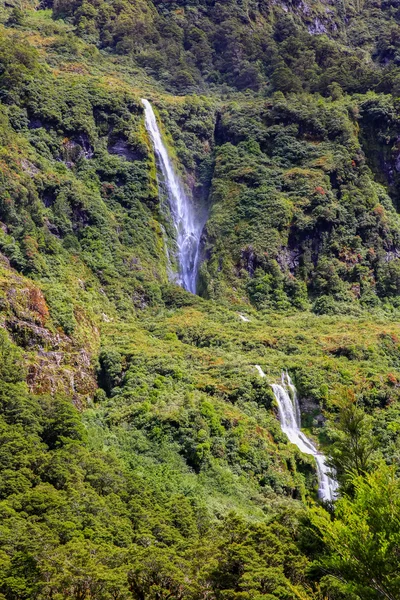 Waterfall of Milford Sound fiord. Fiordland National Park, New Zealand — Stock Photo, Image