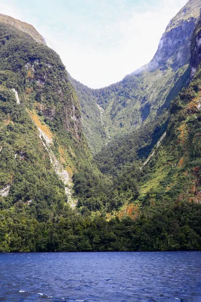 Vista di Milford Sound fiord. Parco nazionale di Fiordland, Nuova Zelanda . — Foto Stock