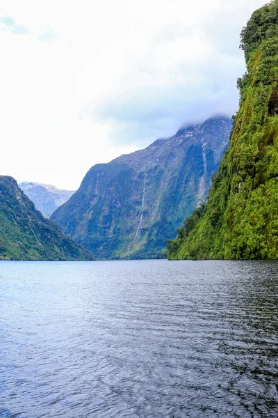 Visa Milford Sound fjorden, Te Anau, Nya Zeeland. — Stockfoto