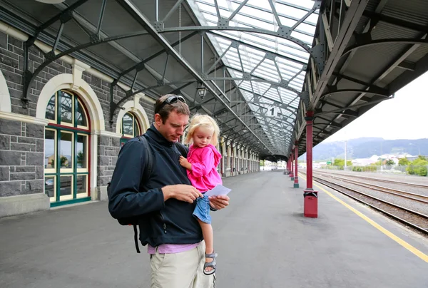 ダニーデン駅で娘と一緒に父親 — ストック写真