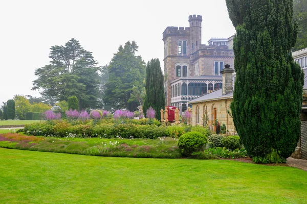 DUNEDIN, NUOVA ZELANDA - 10 FEBBRAIO 2015: mattina nebbiosa nel Giardino del Castello di Larnach — Foto Stock