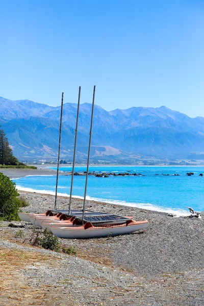 Catamarãs em Kaikoura pebble Beach, Nova Zelândia — Fotografia de Stock