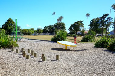 Renkli açık çocuk oyun alanı güneşli bir günde, Yeni Zelanda