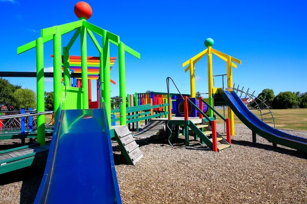 Imagem de um parque infantil colorido com equipamento, Levin, Nova Zelândia — Fotografia de Stock