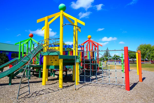 Imagem de um parque infantil colorido com equipamento, Levin, Nova Zelândia — Fotografia de Stock