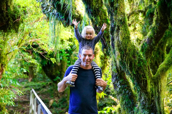 Feliz padre joven con su hija en la selva tropical, Parque Nacional Egmont, Nueva Zelanda —  Fotos de Stock