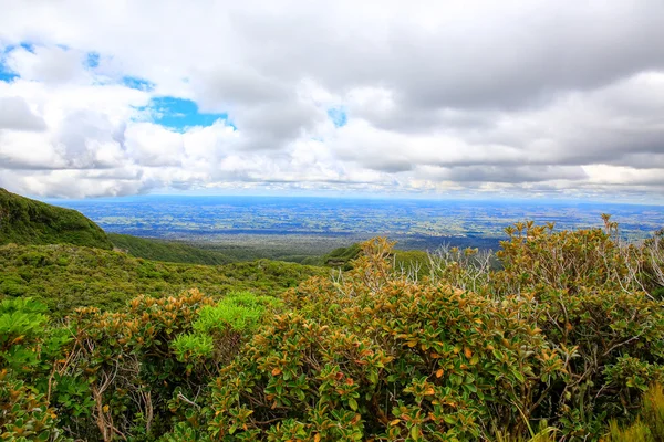 Bella vista sul paesaggio con cielo nuvoloso, Taranaki, Nuova Zelanda — Foto Stock