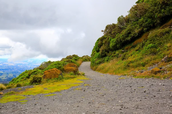 Traccia al Monte Taranaki, sfondo cielo nuvoloso. Nuova Zelanda — Foto Stock