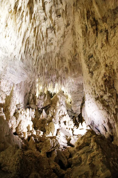 Sztalagmitok és cseppkövek Ruakuri barlang, az Waitomo, NZ — Stock Fotó