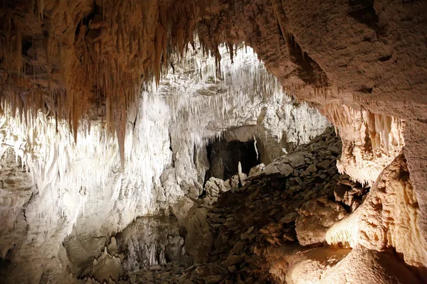 Stalaktyty i stalagmity w jaskini Ruakuri, Waitomo, pl — Zdjęcie stockowe