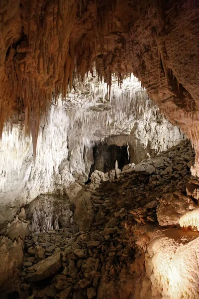 Sztalagmitok és cseppkövek Ruakuri barlang, az Waitomo, NZ — Stock Fotó