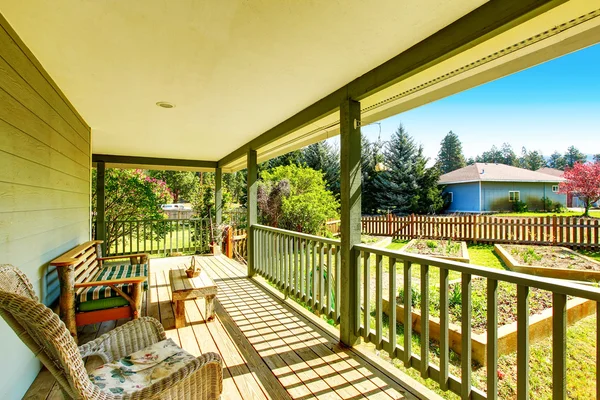Grön täckt veranda med bekväm sitthörna — Stockfoto