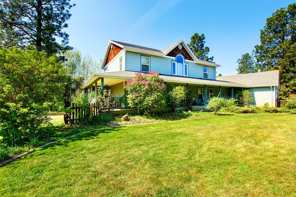 Extérieur de maison de campagne américaine avec beau paysage . — Photo