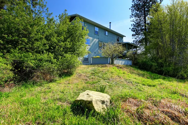 Grande casa azul exterior cercado por árvores . — Fotografia de Stock