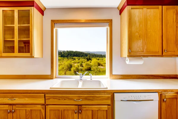 Prachtig uitzicht vanuit het keukenraam. Land huis interieur. — Stockfoto