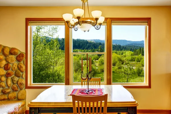 Mesa de jantar de madeira com suporte de vela e bela vista — Fotografia de Stock