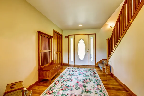 Pasillo interior de la casa de campo con alfombra de colores — Foto de Stock