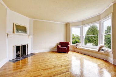 Beyaz tonları ve şömine boş oturma odası iç.