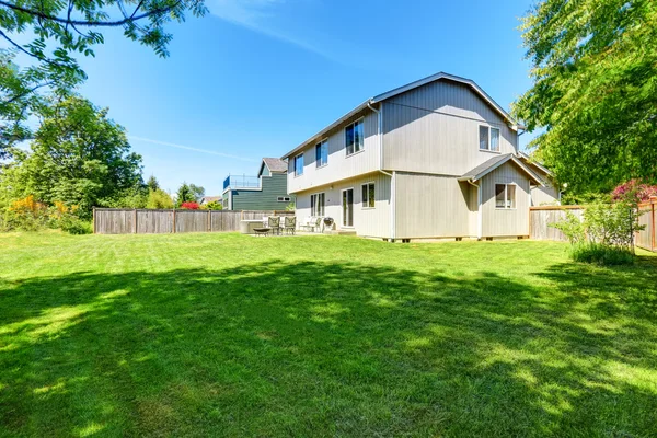 Bakgård betonggolv uteplats med bubbelbad. Välskött gräsmatta runt. — Stockfoto