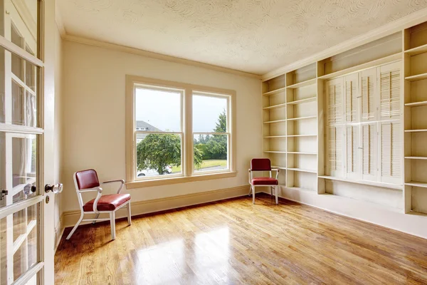 Puste wnętrze pomieszczenia w odcieniach bieli z drewnianymi półkami — Zdjęcie stockowe
