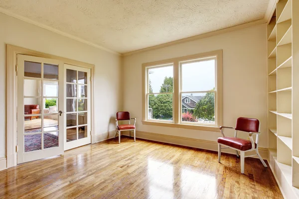 Intérieur de chambre vide dans des tons blancs avec des étagères en bois — Photo