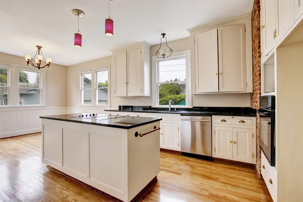 Habitación de cocina clásica interior con armarios blancos y encimera oscura . —  Fotos de Stock