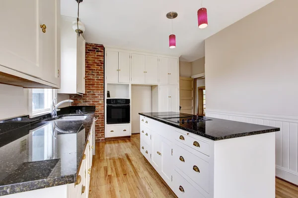 Habitación de cocina clásica interior con armarios blancos y encimera oscura . —  Fotos de Stock