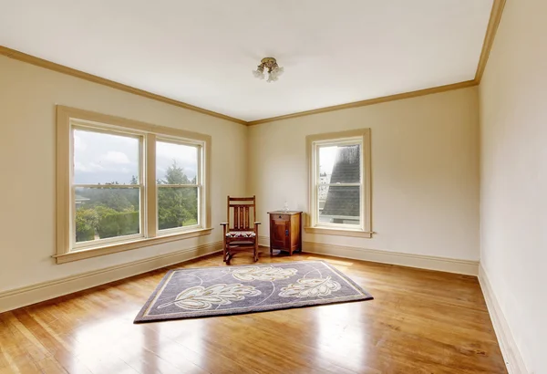 Interior de la habitación con piso de madera pulida con muebles antiguos y alfombra . — Foto de Stock