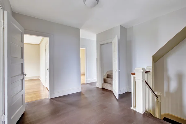 Intérieur du couloir dans des tons blancs et portes ouvertes sur la chambre . — Photo