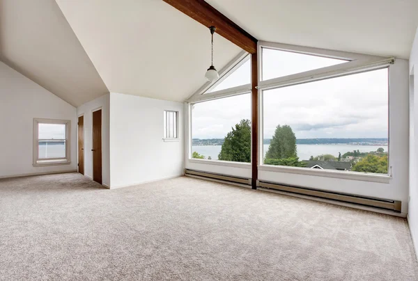 Interior del pasillo vacío con suelo de alfombra, ventana grande y vista perfecta al agua — Foto de Stock