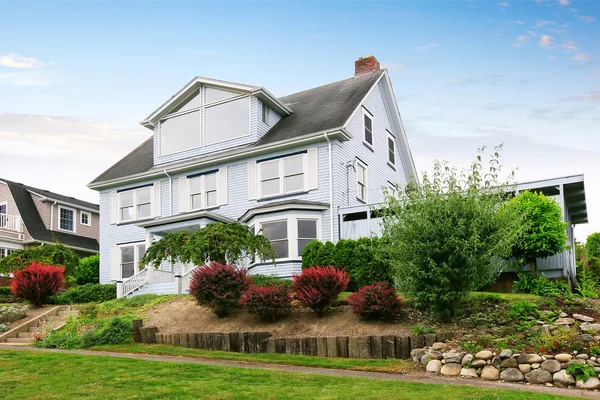 Traditionele drie verdiepingen huis exterieur met goed onderhouden tuin rond. — Stockfoto