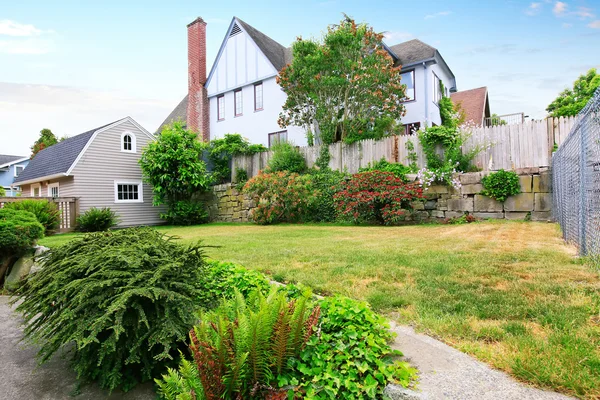 Patio trasero casa exterior con jardín bien cuidado alrededor . — Foto de Stock