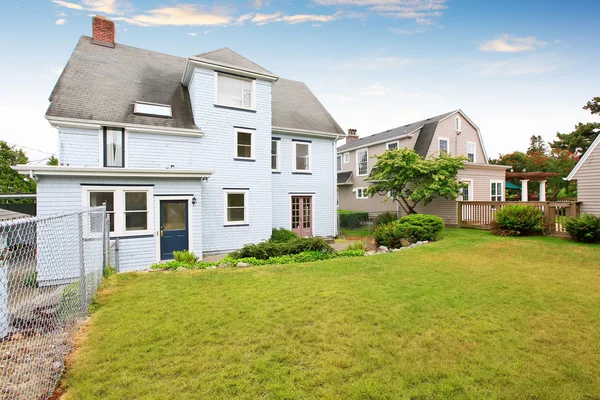 Achtertuin huis exterieur met goed onderhouden tuin rond. — Stockfoto