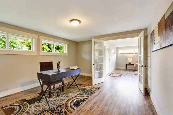 Spacieux vieux bureau meublé avec plancher de bois franc et tapis . — Photo